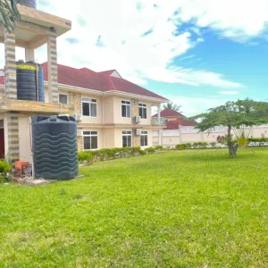 6-Bedroom House in Oyster Bay for Rent