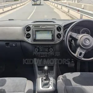 Volkswagen Tiguan 2011 Nyeusi - 4