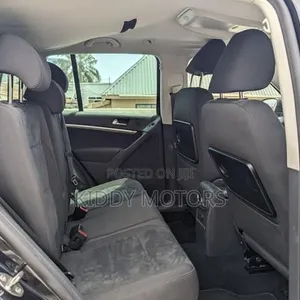 Volkswagen Tiguan 2011 Nyeusi - 5