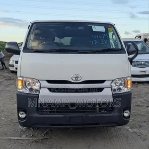 Toyota HiAce 2016 Nyeupe