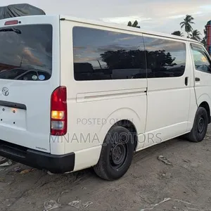 Toyota HiAce 2016 White - 4