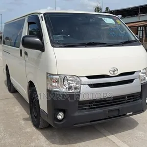 Toyota Quantum 2016 White - 3