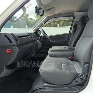 Toyota Quantum 2016 White - 4