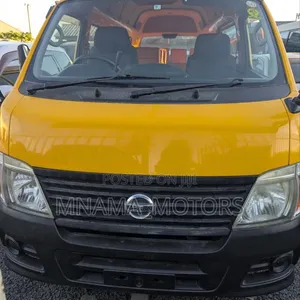 Nissan Caravan (Urvan) 2005 Njano