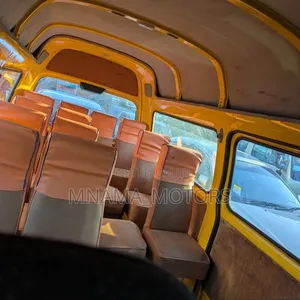Nissan Caravan (Urvan) 2005 Njano - 4