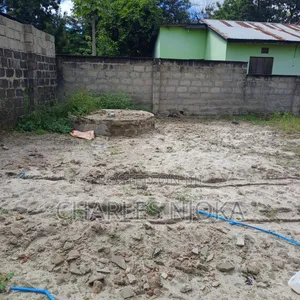 Kiwanja cha Makazi Kinauzwa chenye Fensi na Huduma Zote