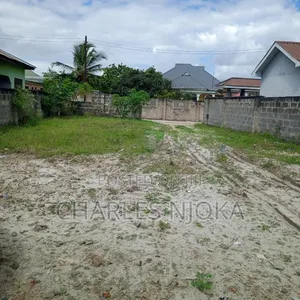 Kiwanja cha Makazi Kinauzwa chenye Fensi na Huduma Zote - 2