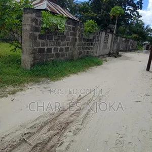 Kiwanja cha Makazi Kinauzwa chenye Fensi na Huduma Zote - 4