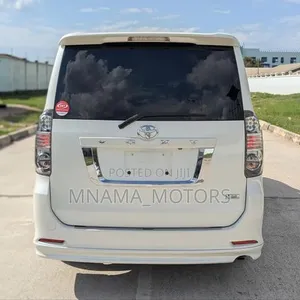 Toyota Voxy 2007 White - 2
