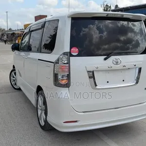 Toyota Voxy 2007 White - 3