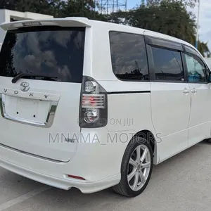 Toyota Voxy 2007 White - 5