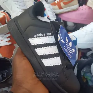 Viatu vya Adidas Nyeusi