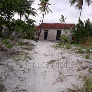Land 400 Sqm with 2-Room Structure for Sale Majohe Rada