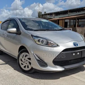 Toyota Aqua 2018 Silver